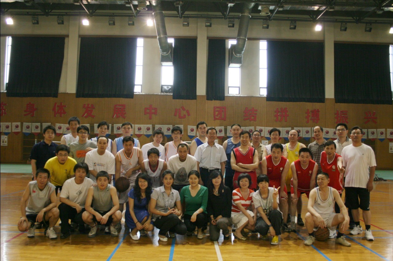 中心举办中青年篮球对抗赛-1