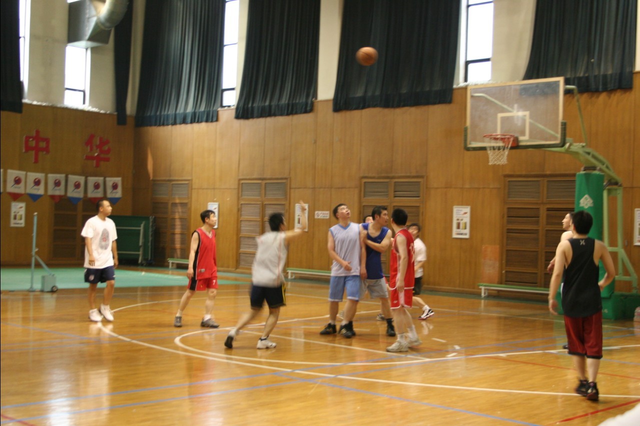 中心举办中青年篮球对抗赛-2