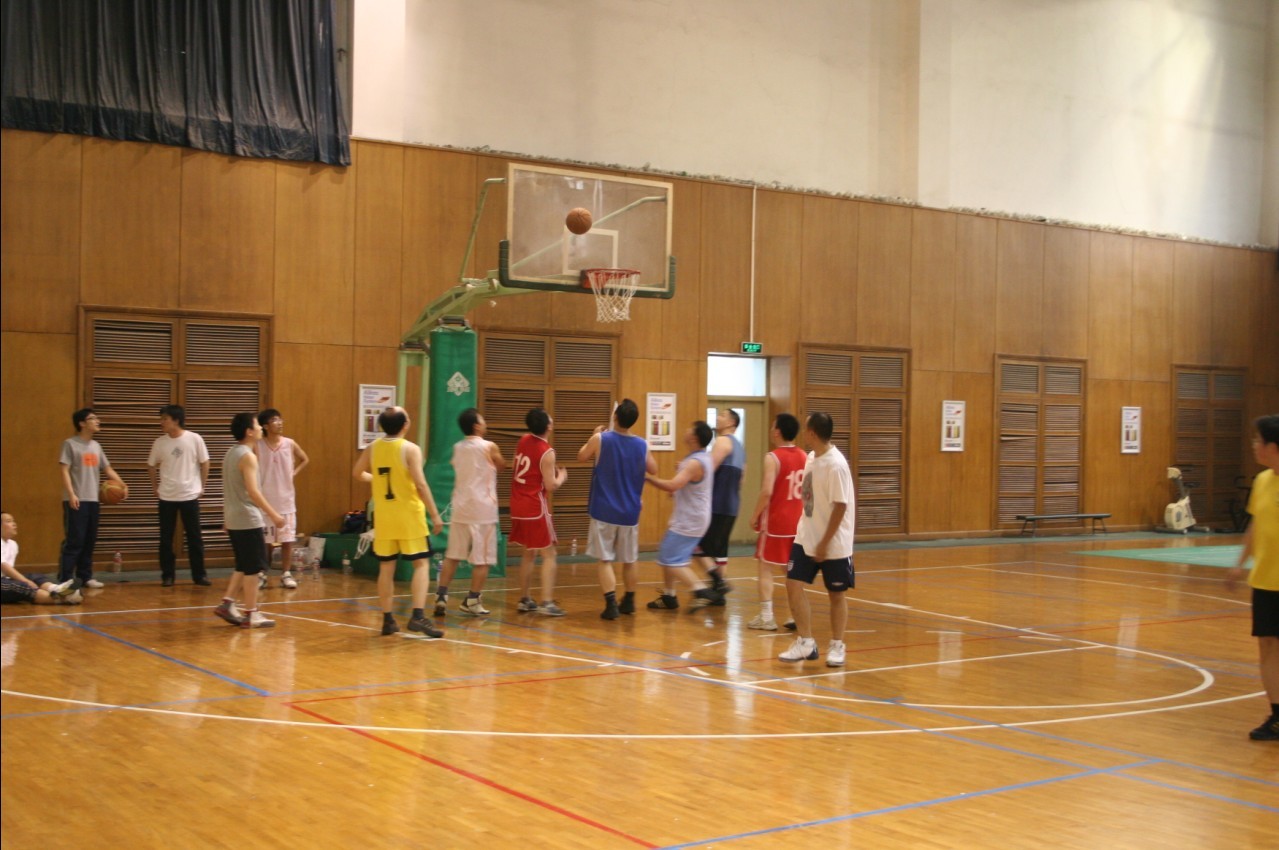 中心举办中青年篮球对抗赛-3